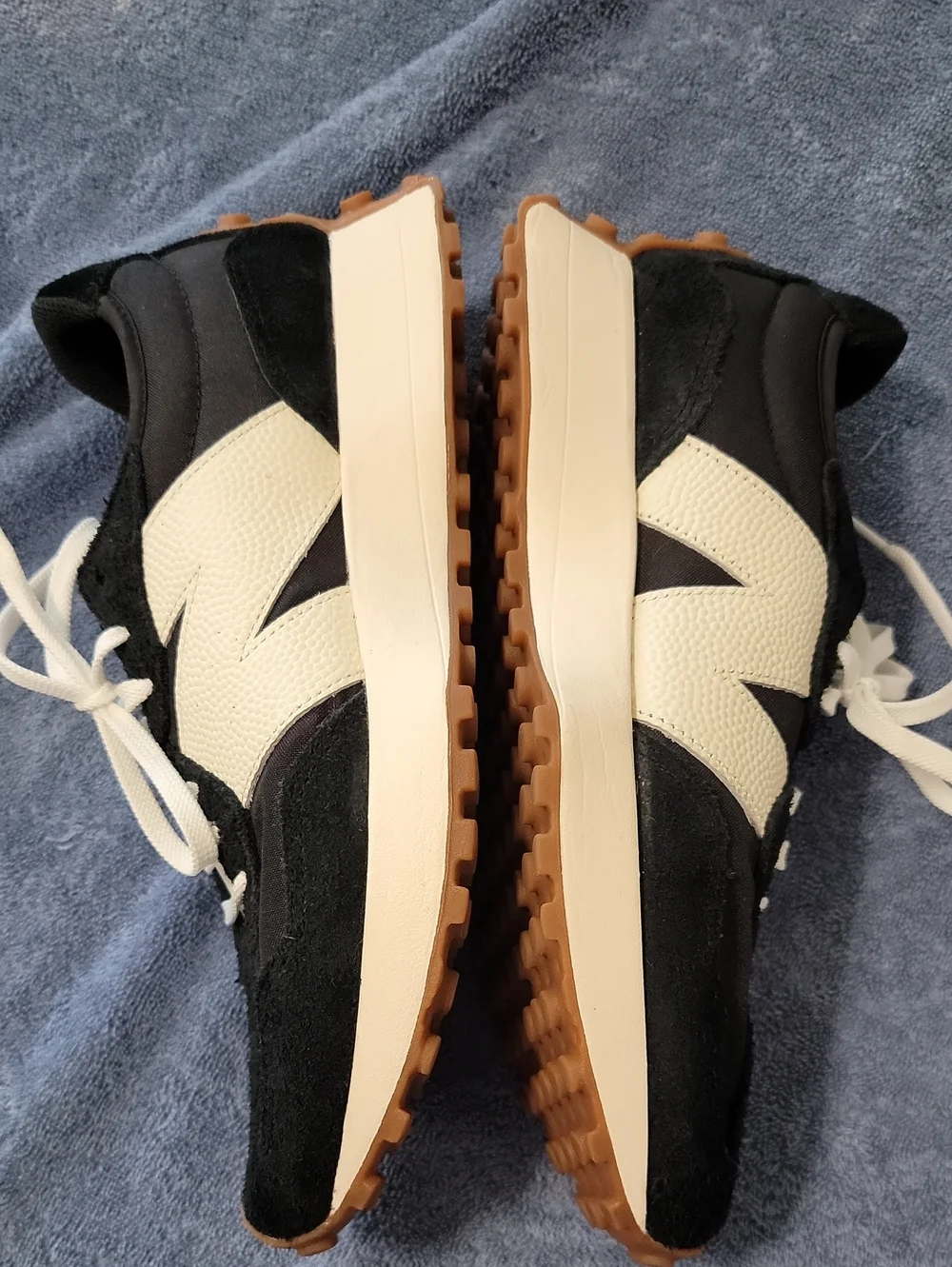 New Balance Women’s 327 Classic Retro Runner — Black Size 10